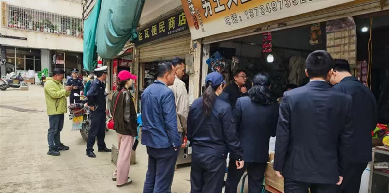 四川省凉山州木里县多部门联合行动，开展校园周边安全综合治理