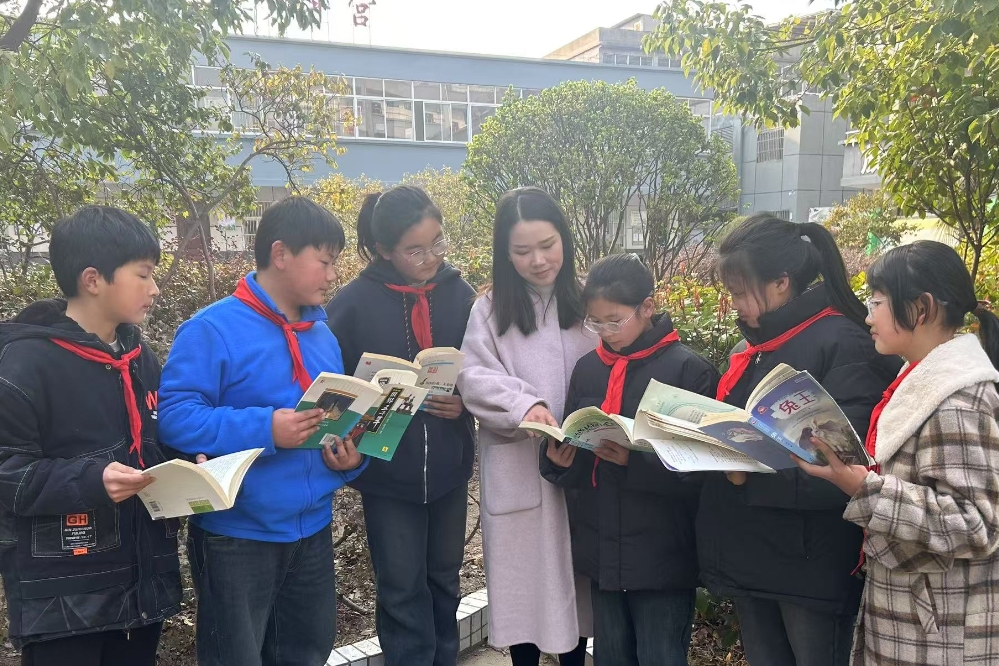 安徽省阜阳市阜南县于集乡中心小学关工委开展“与书为友，快乐成长”主题“国际儿童读书日”读书活动