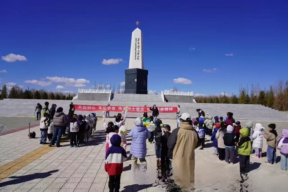 大手拉小手，红色传承润童心——内蒙古自治区赤峰市翁牛特旗乌丹蒙古族幼儿园开展清明节党日活动