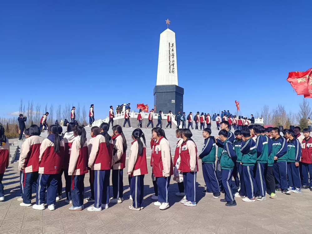 内蒙古自治区赤峰市北方职业高中、翁牛特旗阳明高中关工委开展清明节祭扫烈士墓活动