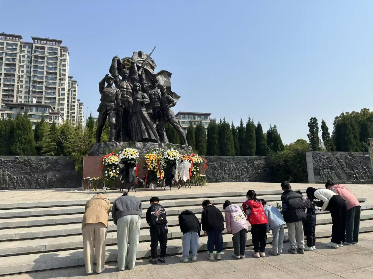 安徽省阜阳市颍州区三十里铺镇中心幼儿园到阜阳市革命烈士纪念馆举行清明祭祀活动