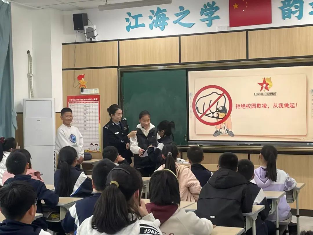 法治宣传进校园，护航青春筑平安——四川省泸州市龙马潭区分局红星警官宣讲团走进龙马高中江韵学校