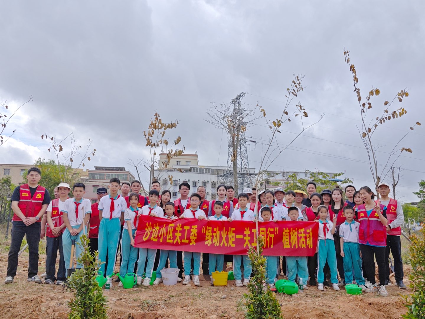 广东省中山火炬开发区沙边小区关工委携手师生共同开展“绿动火炬 关工同行” 植树活动