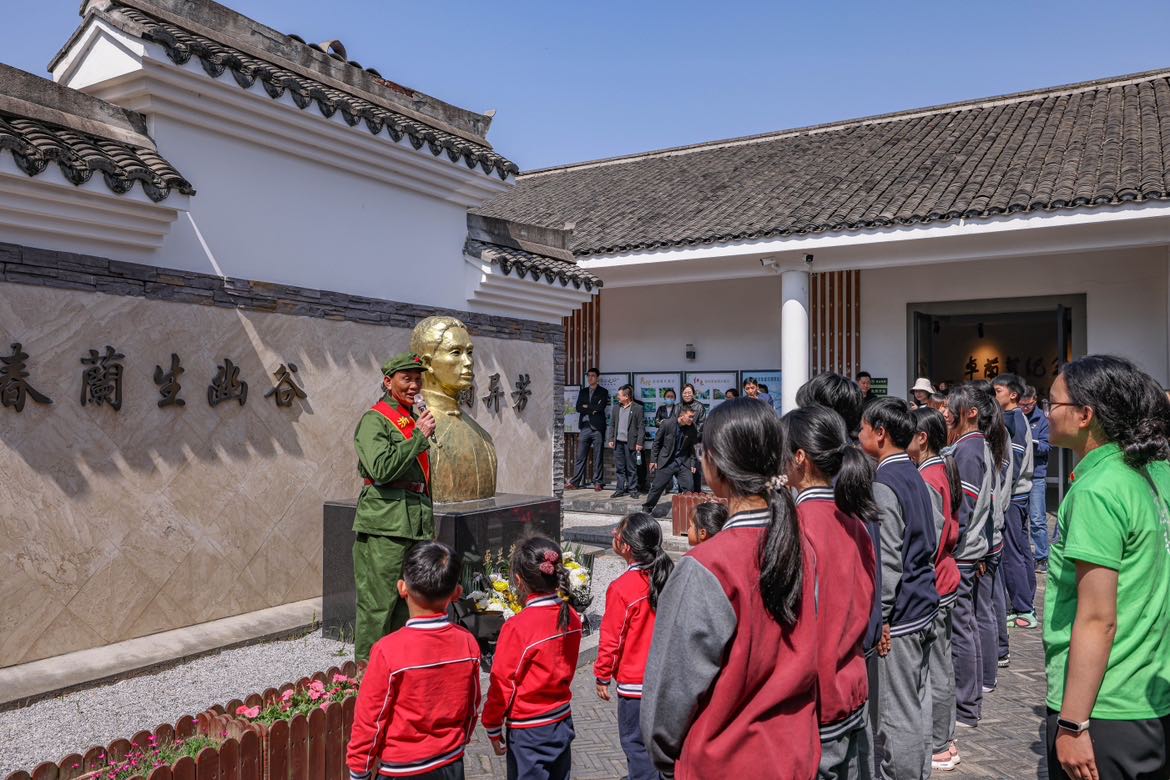 “薪火甬相传，清明祭英烈”活动在浙江省宁波市奉化区举办