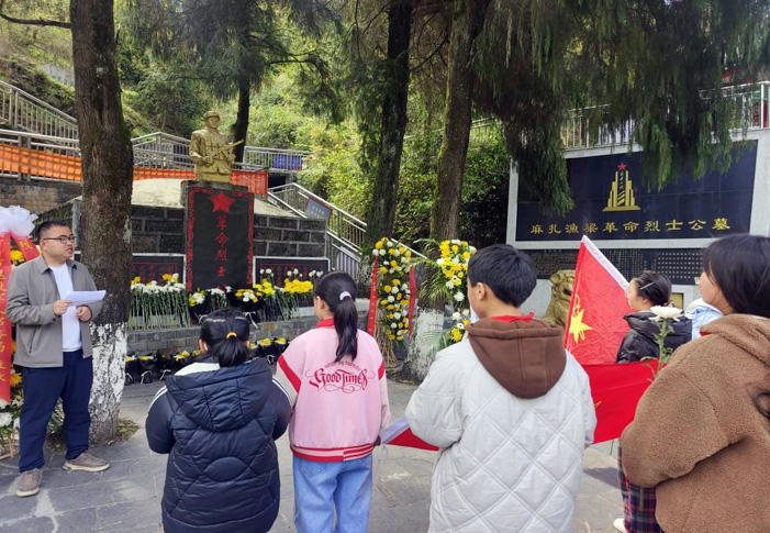 湖南省吉首市河溪镇中心小学关工委：清明祭革命先烈 红色基因永相传