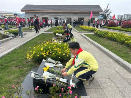 四川省宜宾市兴文县博望学校关工委组织开展清明祭英烈活动