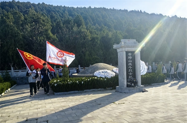 江苏省徐州市铜山区汉王镇中心中学关工委到看将山烈士陵园缅怀革命先烈