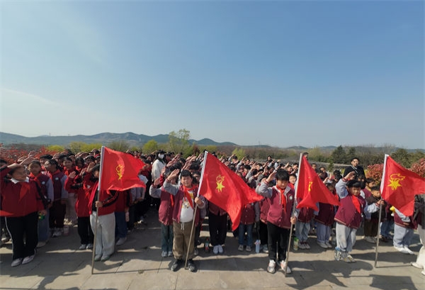 缅怀革命先烈，童心永向党——江苏省徐州市铜山区汉王镇汉王镇刘庄小学关工委开展清明祭扫活动
