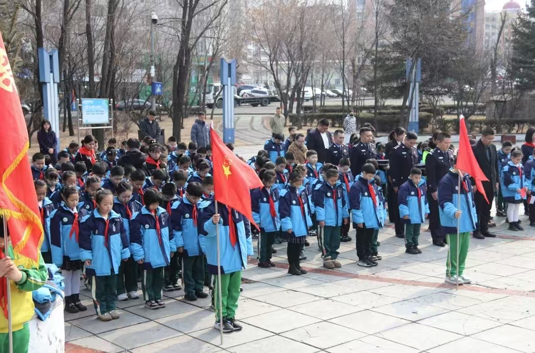 黑龙江省牡丹江市绥芬河市第四小学关工委举行“清明追思英烈志 薪火相传勇担当”清明节祭英烈主题活动