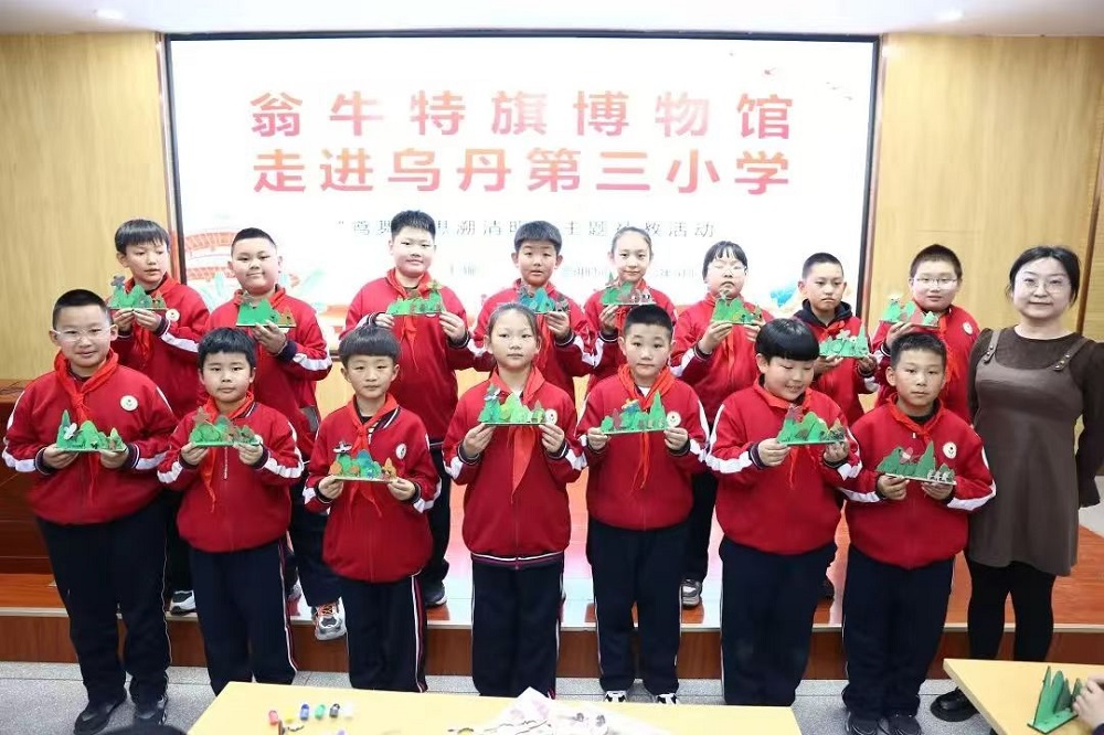 春风拂纸鸢 清明寄情思——内蒙古自治区赤峰市翁牛特乌丹第三小学关工委联合旗博物馆开展清明节教育活动