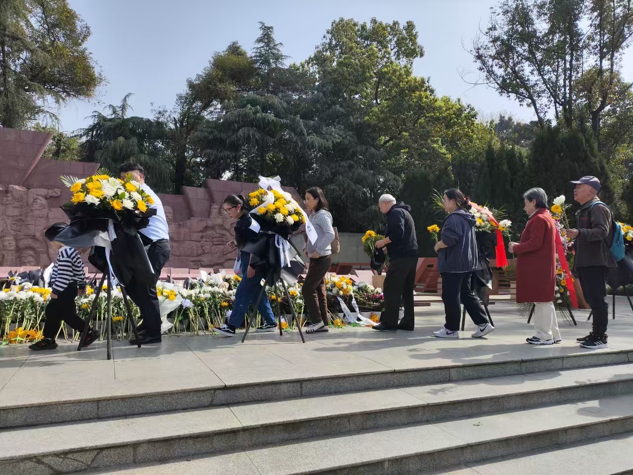 四川省成都市金牛区郎家社区关工委开展“献花祭英烈·铭记英雄志”清明节主题活动