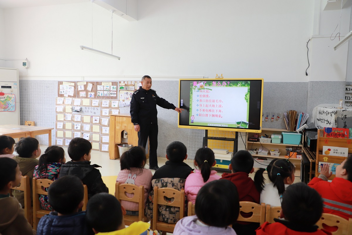 安全知识进校园，守护幼苗助成长——贵州省福泉市第一幼儿园关工委组织开展安全教育活动