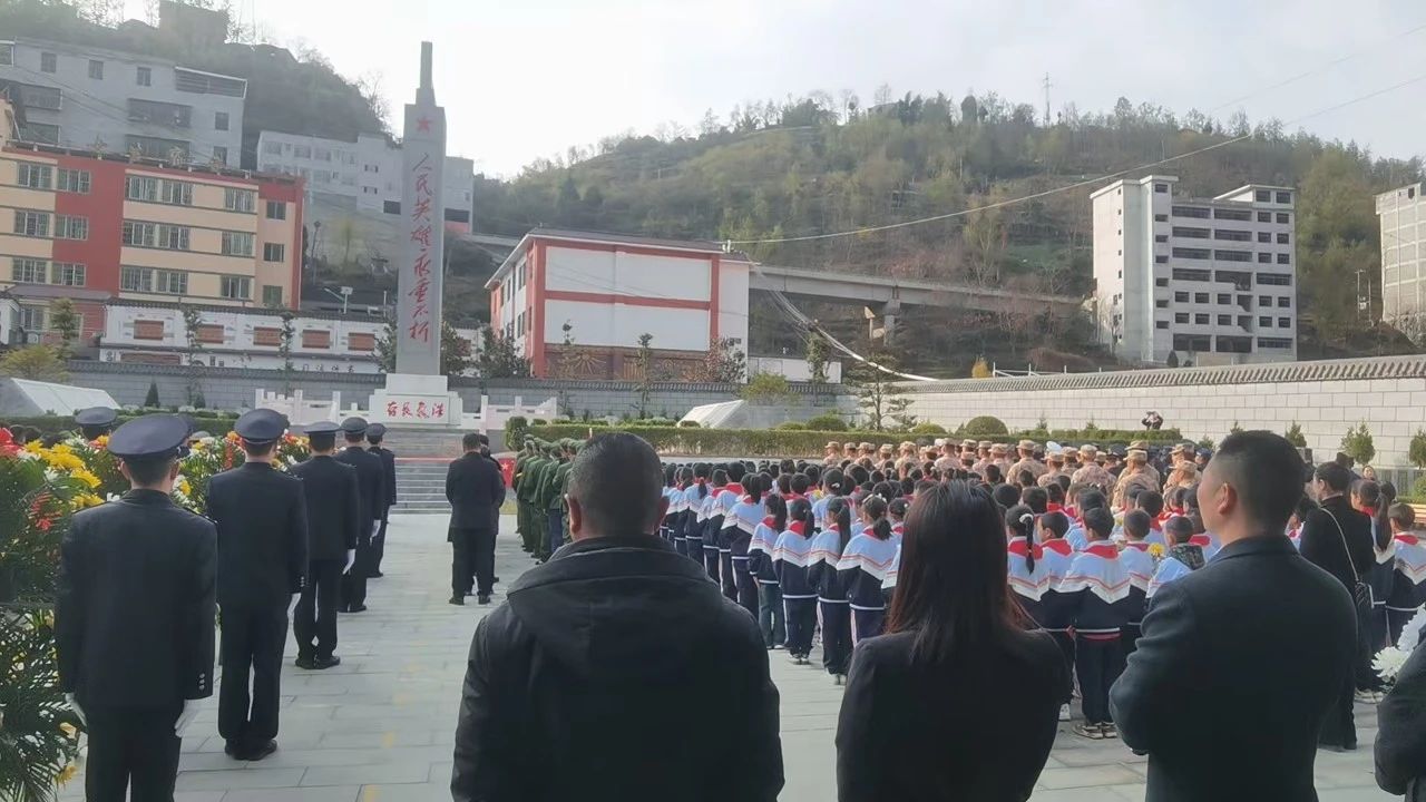 四川省凉山州雷波县关工委开展“缅怀革命先烈 传承红色基因”活动