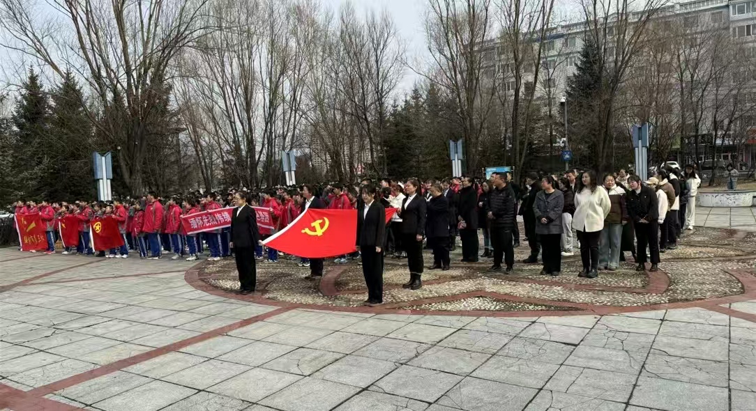黑龙江省牡丹江市绥芬河市山城社区关工委开展“缅怀先烈伟绩 传承红色基因”文明祭扫活动