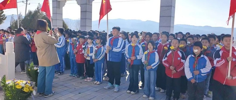 缅怀先烈寄哀思 红色基因永传承 ——内蒙古自治区赤峰市敖汉旗四家子镇中心小学关工委开展开展清明祭扫活动