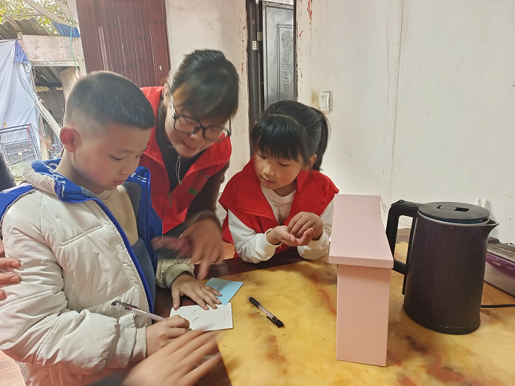 四川省自贡市富顺县东湖街道关工委开展“同心护童 为爱出发”专项探访行动