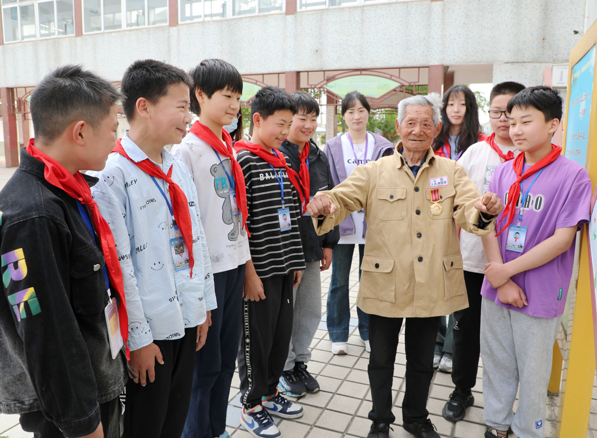 战火车轮里的传承——93岁志愿军汽车兵为杨巷小学学子讲述英雄往事