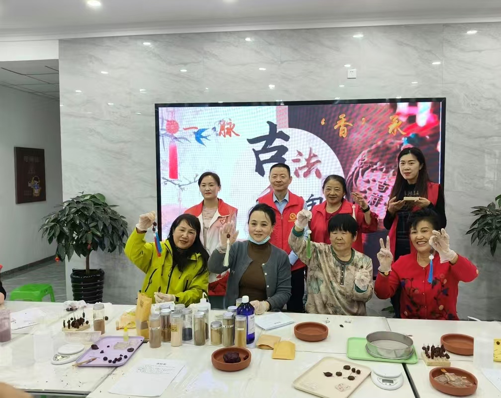 黑龙江省牡丹江市绥芬河市旗苑社区关工委开展“一脉‘香’承，古法非遗香牌DIY”主题活动