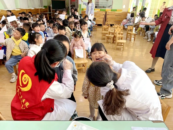 健康“童”行 从“齿”开始——四川省凉山州宁南县人民医院关工委到第三幼儿园开展健康涂氟活动