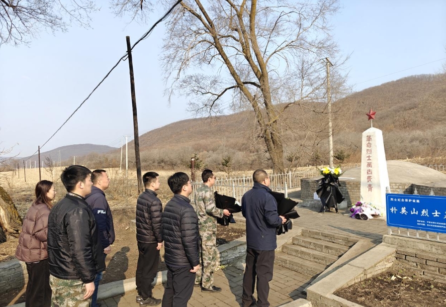 黑龙江省宁安市卧龙乡关工委开展“缅怀先烈功绩，清明共寄哀思”扫墓活动