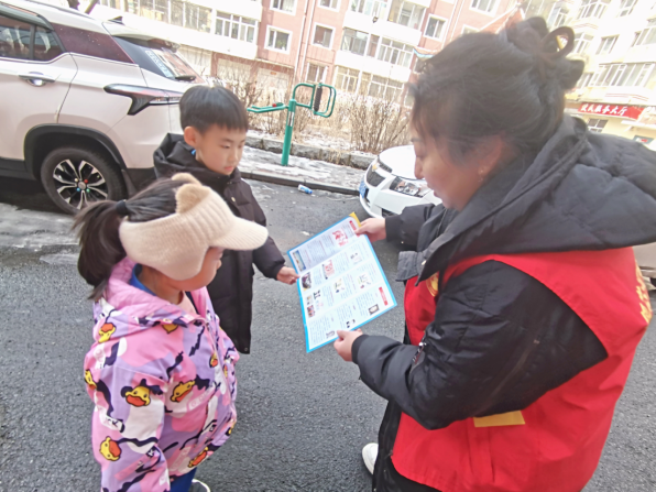 黑龙江省牡丹江市绥芬河市绥芬河镇新华社区关工委开展“崇尚科学 青春无邪”宣传活动