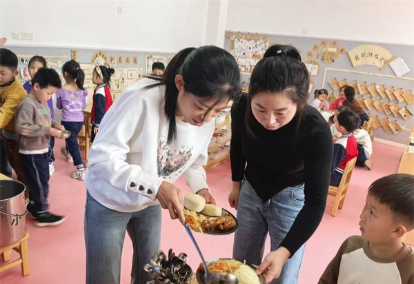 “食”光有你，“味”爱同行——江苏省徐州市铜山区泉润路幼儿园关工委开展家长陪餐活动