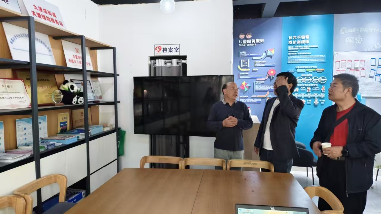 四川省成都市金牛区关工委调研康禧社区关心下一代工作