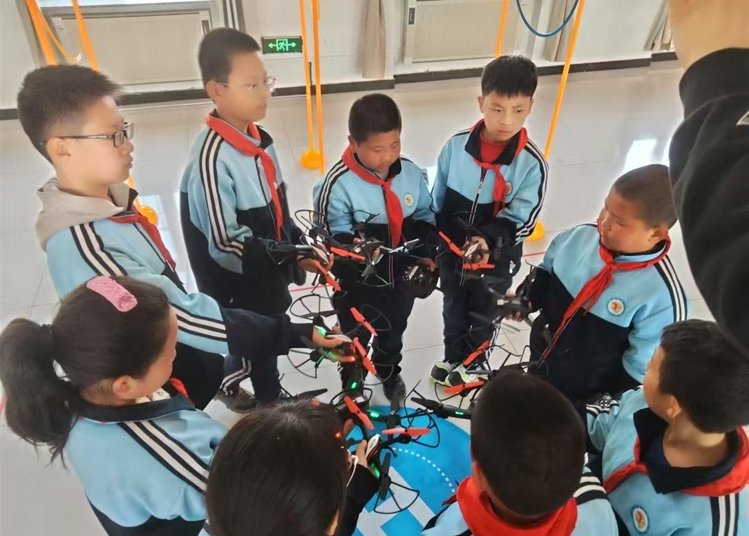 黑龙江省牡丹江市绥芬河市北寒小学关工委举办第五届科技节暨无人机技巧赛