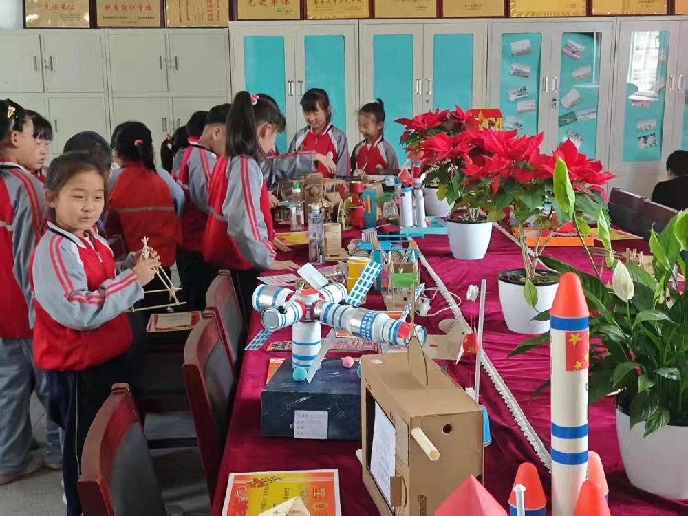 内蒙古自治区赤峰市翁牛特旗大兴中心小学关工委科技小制作活动丰富多彩