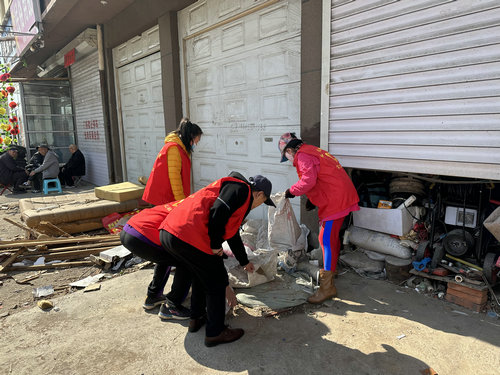 黑龙江省牡丹江市阳明区前进街道富江社区关工小组开展环境卫生整治志愿服务活动
