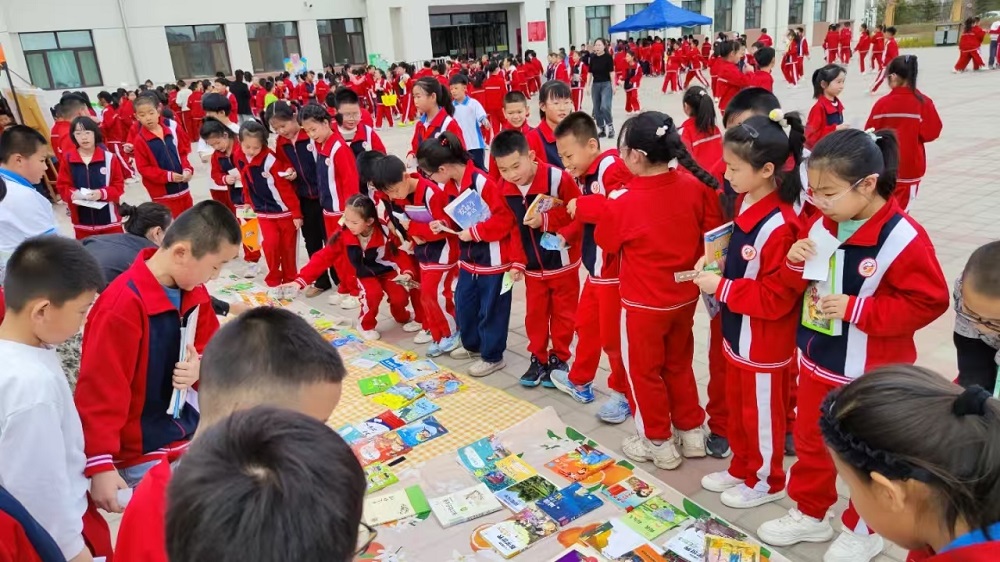 趣悦小书市 童心大交换——内蒙古自治区赤峰市翁牛特旗乌丹第六小学关工委“跳蚤书市”开辟读书新天地