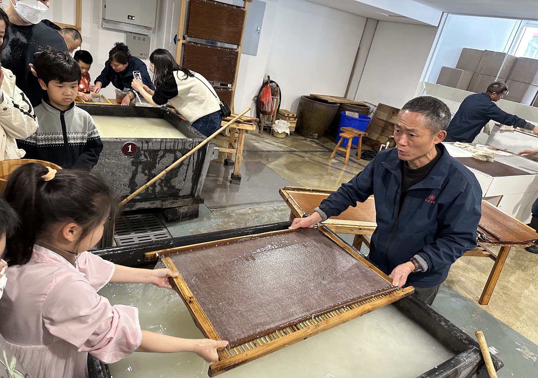 徐州经济技术开发区徐庄镇岳庄村关工委开展“传承非遗 趣味捞纸”捞纸体验活动