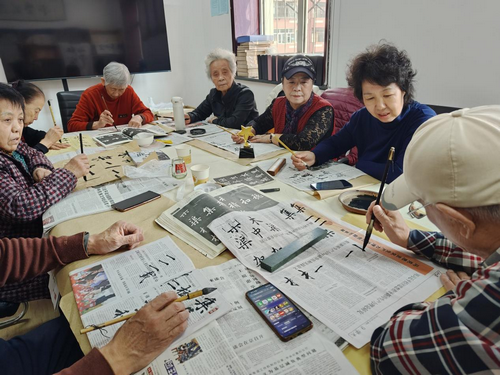 黑龙江省牡丹江市阳明区公园社区关工小组开展“五老聚书堂 妙笔润民心”主题书法活动