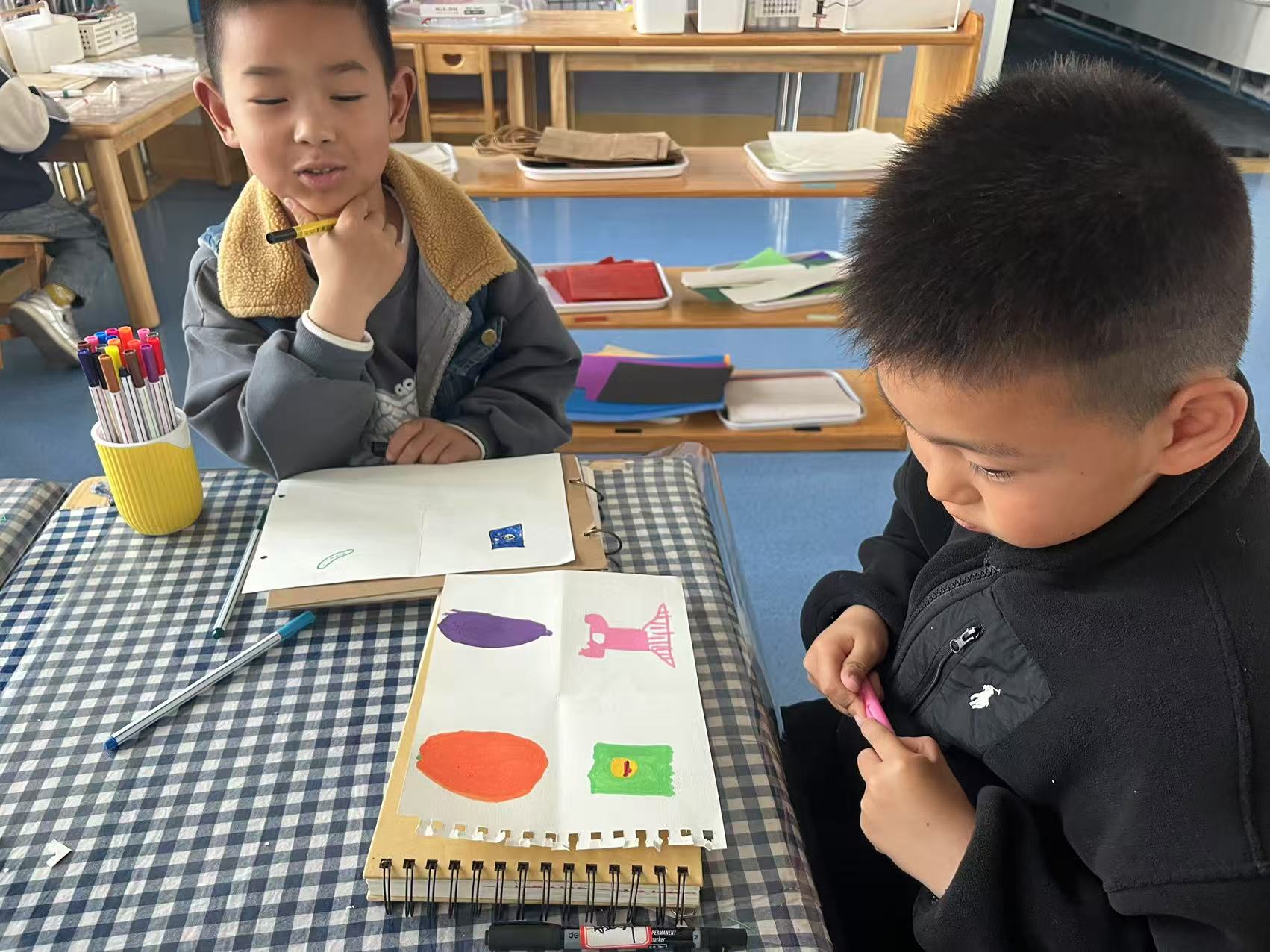徐州经开区徐庄镇吴集村关工委走进徐庄镇中心幼儿园开展“绘梦夏日童趣飞扬”绘画活动