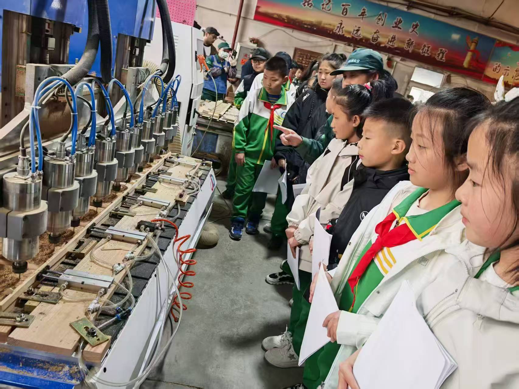黑龙江省绥芬河市阜宁小学关工委开展“行走的思政课”——“木语寻踪”“科技+”研学实践活动