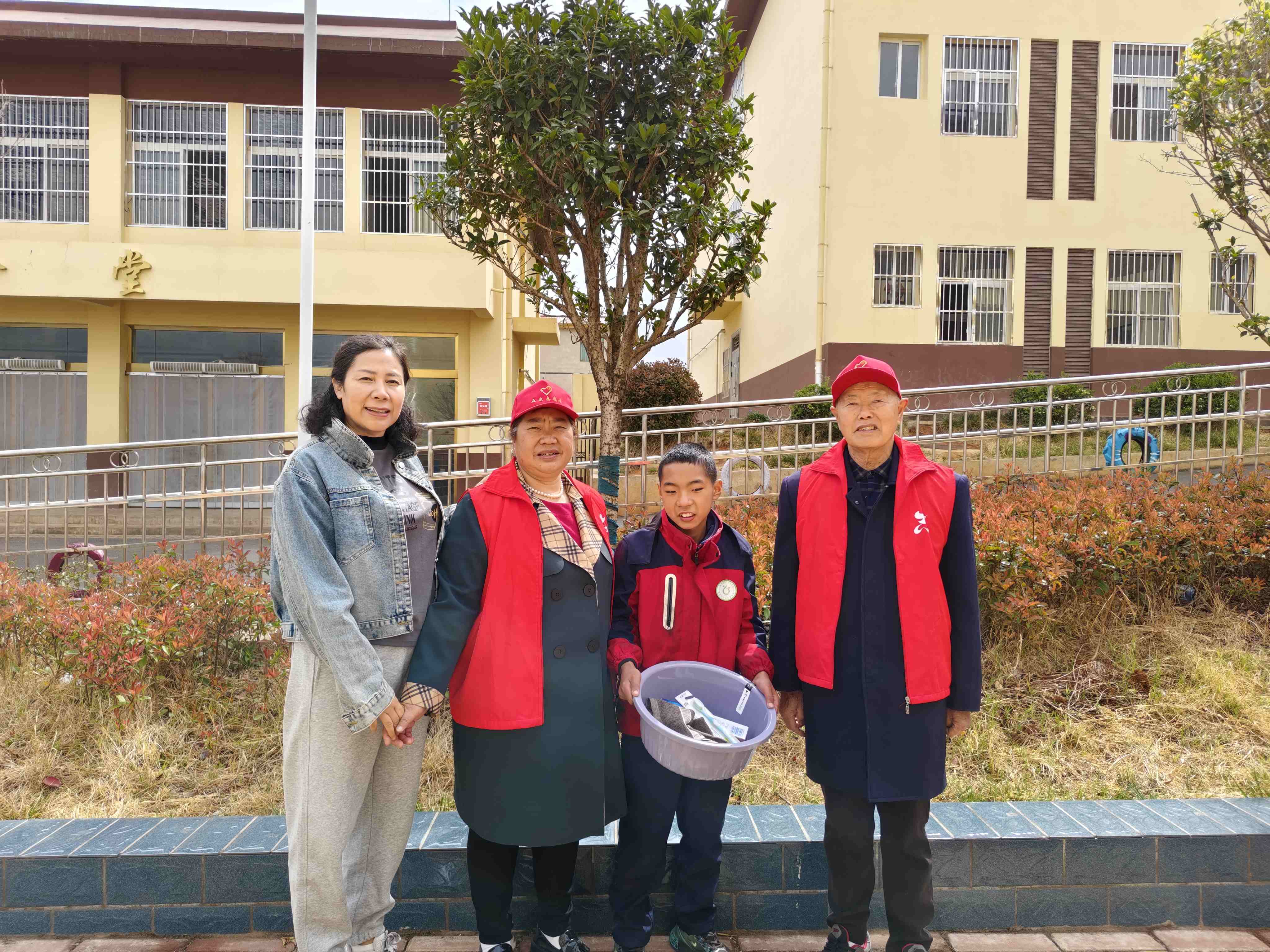 四川省凉山州盐源县关工委、县委老干部局组织“五老”到学校走访慰问特殊困境青少年
