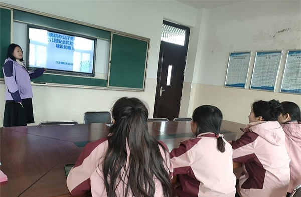 江苏省徐州市铜山区汉王镇刘庄幼儿园关工委组织教师学习《国务院办公厅关于加强中小学幼儿园安全风险防控体系建设的意见》