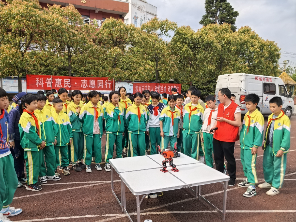 科普惠民·志愿同行——贵州省黔南州独山县关工委联合开展科普大篷车进校园活动