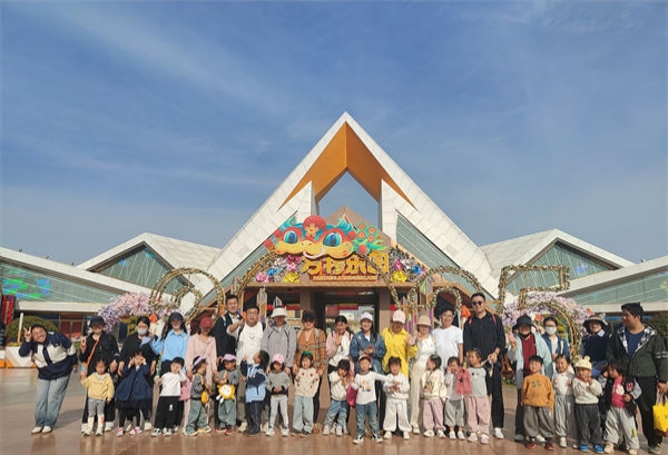 探秘方特乐园，亲子共学成长——江苏省徐州市铜山区泉润路幼儿园关工委开展亲子研学活动