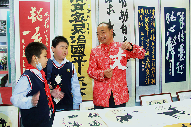 安徽省合肥市庐江县关工委“五老”宣讲团成员孔明惠走进校园传授“手撕书法”非遗技艺