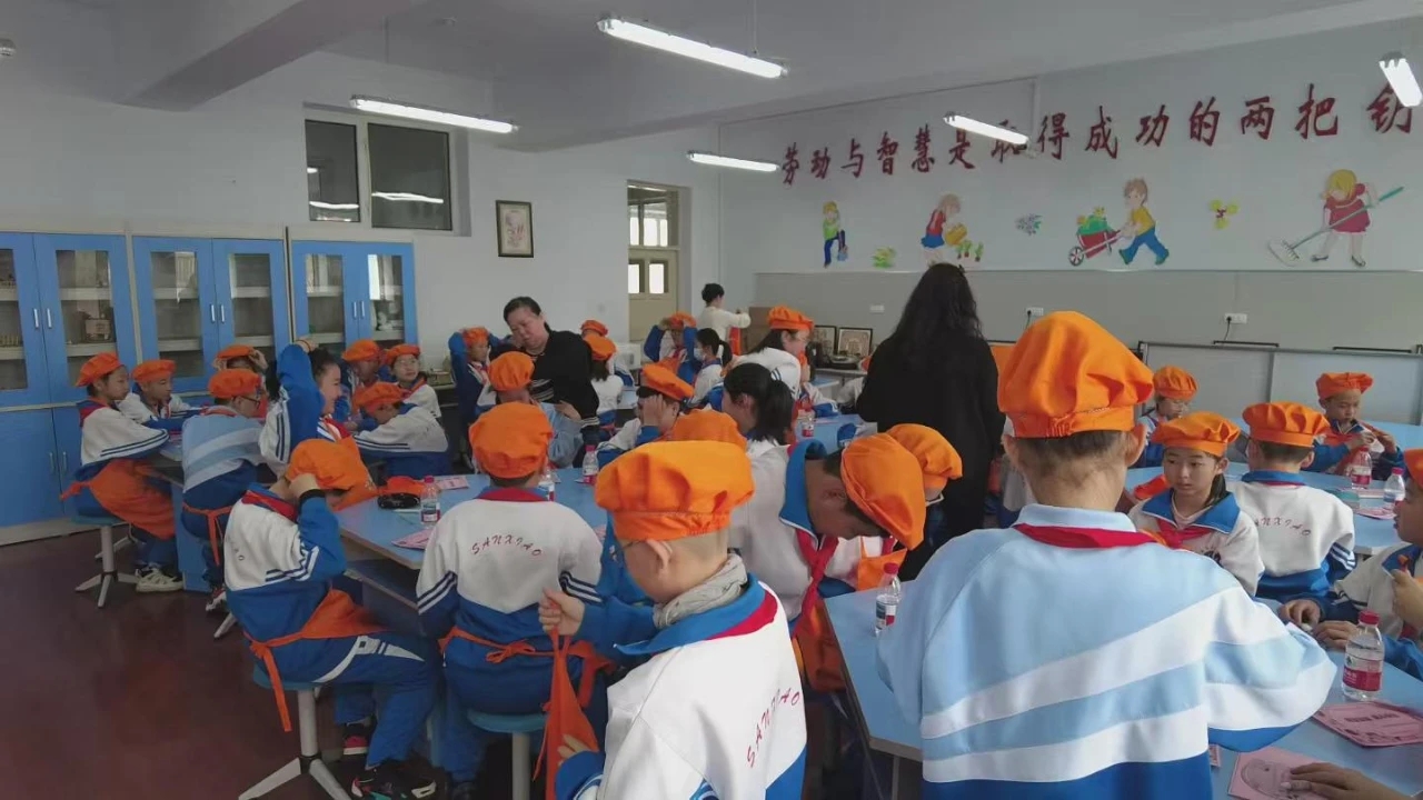黑龙江省牡丹江市绥芬河市第三小学关工委开展以“甜蜜探索 匠心传承”为主题的“劳动+”研学实践活动