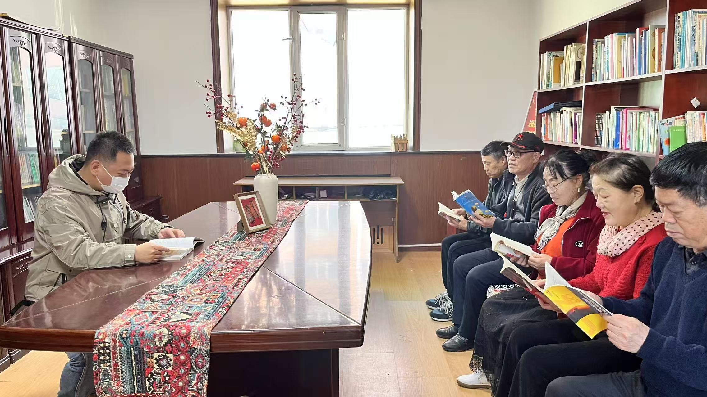 黑龙江省牡丹江市绥芬河市绥芬河镇友谊社区关工委开展“阅读伴夕阳 共享好时光”读书活动