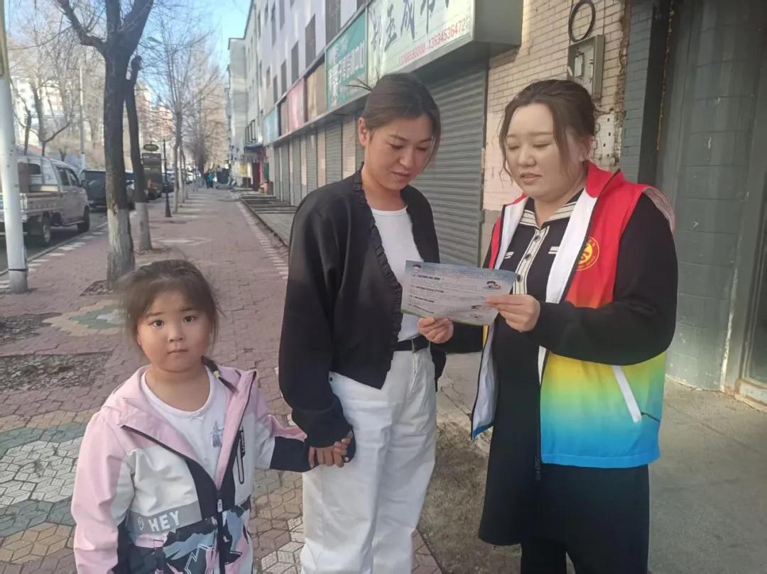 黑龙江省牡丹江市绥芬河市绥芬河镇光华社区关工委开展“打疫苗 防疾病 保健康”“全国儿童预防接种日”主题宣传活动