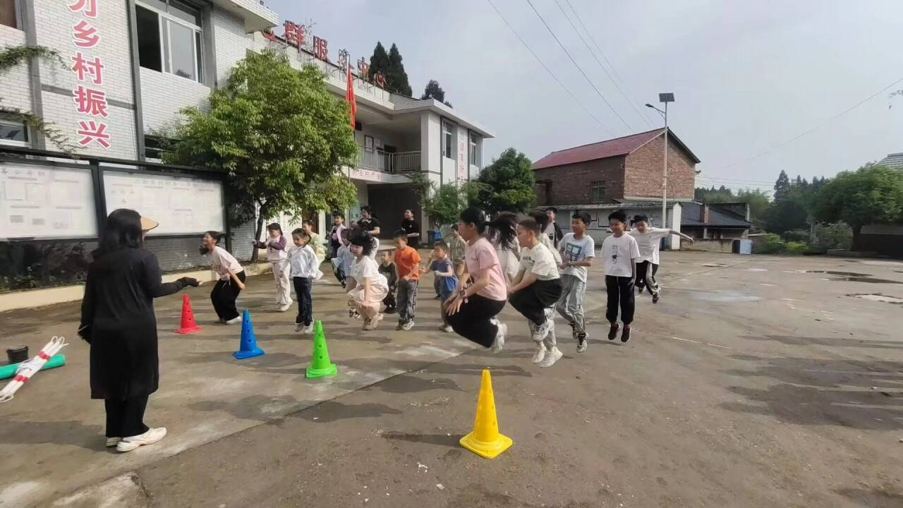 四川省自贡市富顺县永年镇新房村开展“助力乡村振兴 爱伴童心同行”少儿趣味运动会
