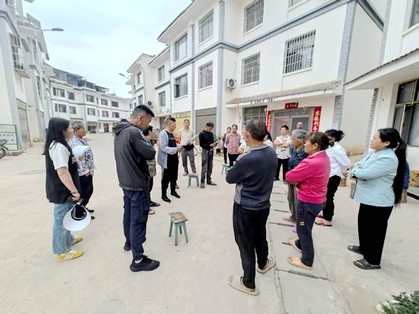 四川省凉山州宁南县华弹镇关工委开展“防艾知识进社区”宣传活动