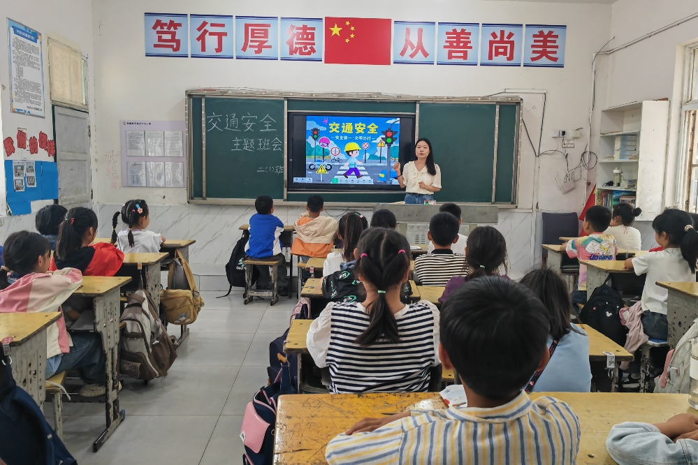 安徽省阜阳市阜南县于集乡中心小学关工委开展“全国交通安全反思日”为主题的交通安全宣教活动