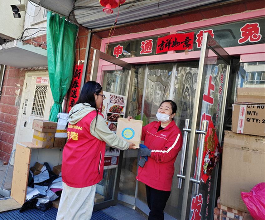 五一温情传心意 爱心礼包暖人心 ——内蒙古赤峰市元宝山区西城街道如意东社区关工委 开展为劳动者送温暖活动