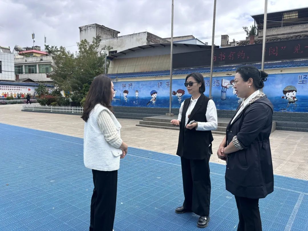 四川省凉山州盐源县关工委副主任谢伦春到梅雨镇小学开展调研工作