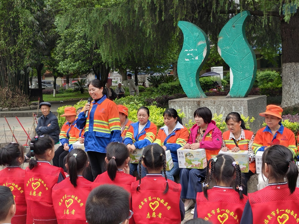 萌娃节日献温暖，致敬城市美容师——贵州省福泉市第一幼儿园党工团慰问环卫工暨劳动社会实践活动