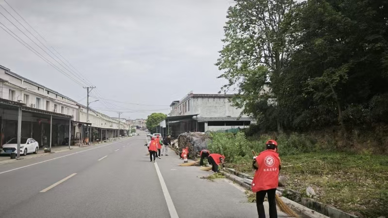 四川省雅安市名山区黑竹镇黑竹社区关工委开展周末“益”起来人居环境整治志愿服务活动